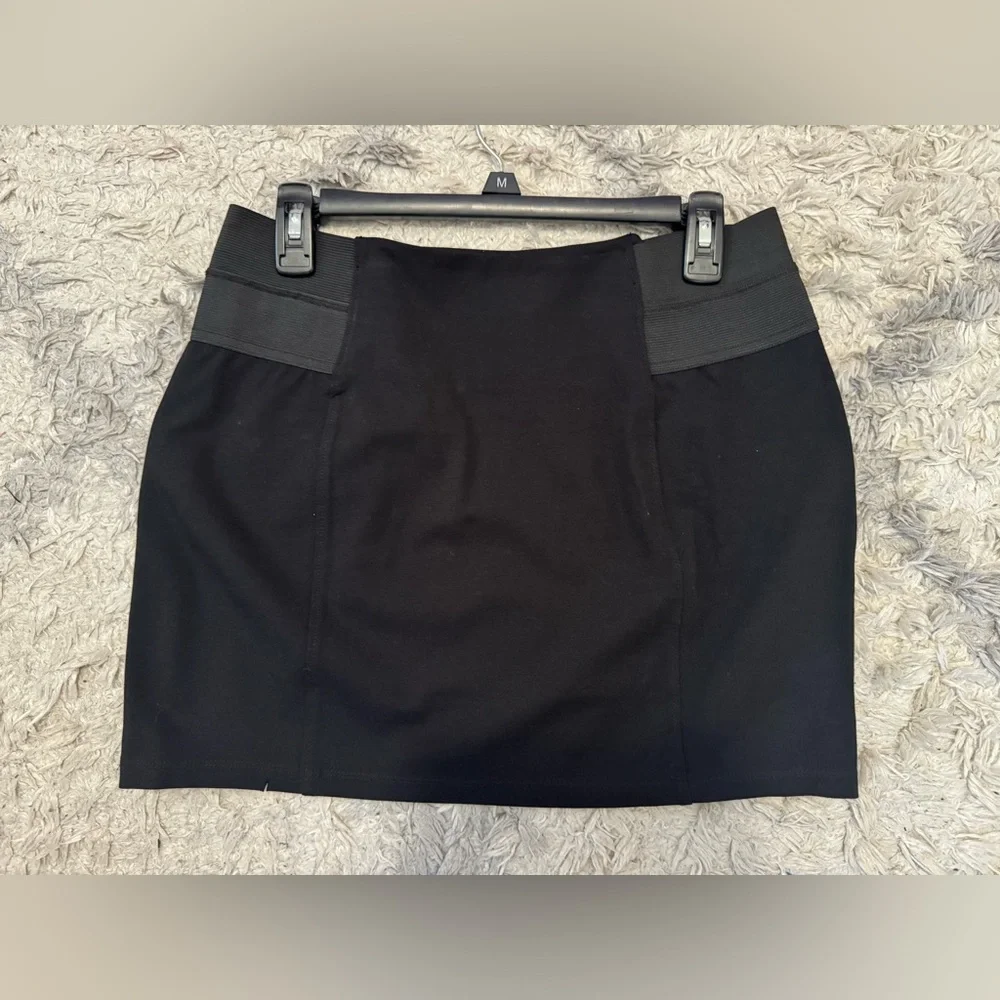 Guess Daisy Knit Stretch Skirt Size L
Black Zipper Detail Skirt
WORN ONE TIME - Picture 2 of 4